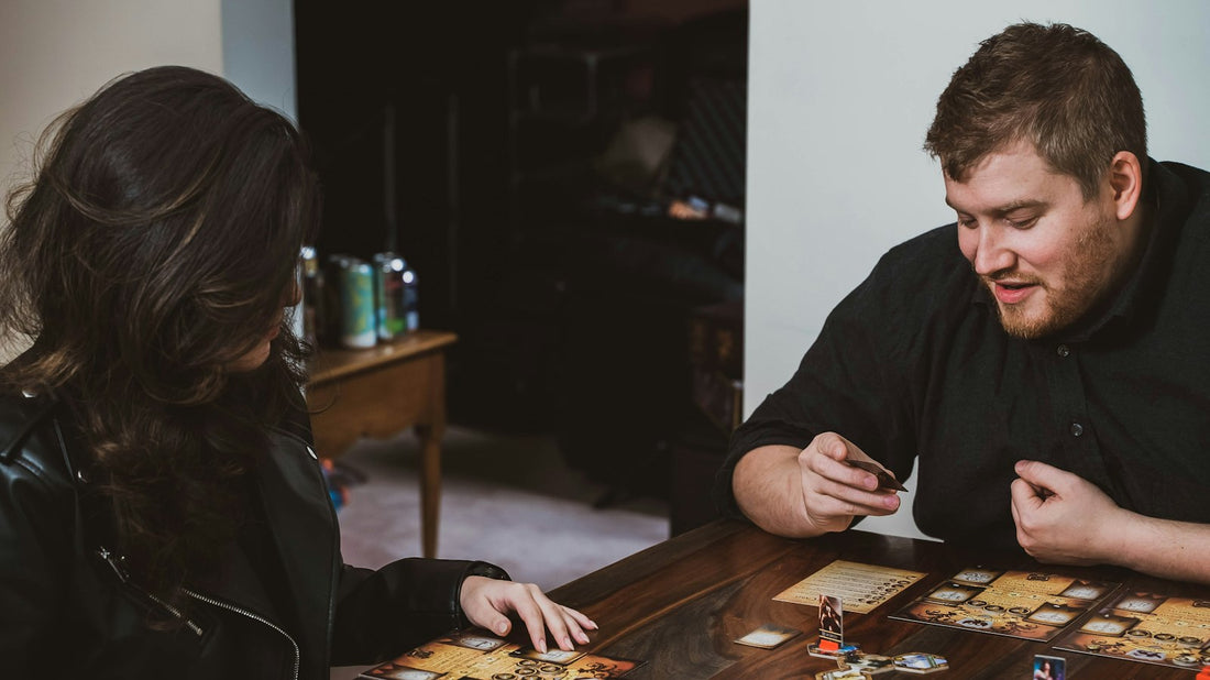 Una pareja juega un juego de mesa en casa