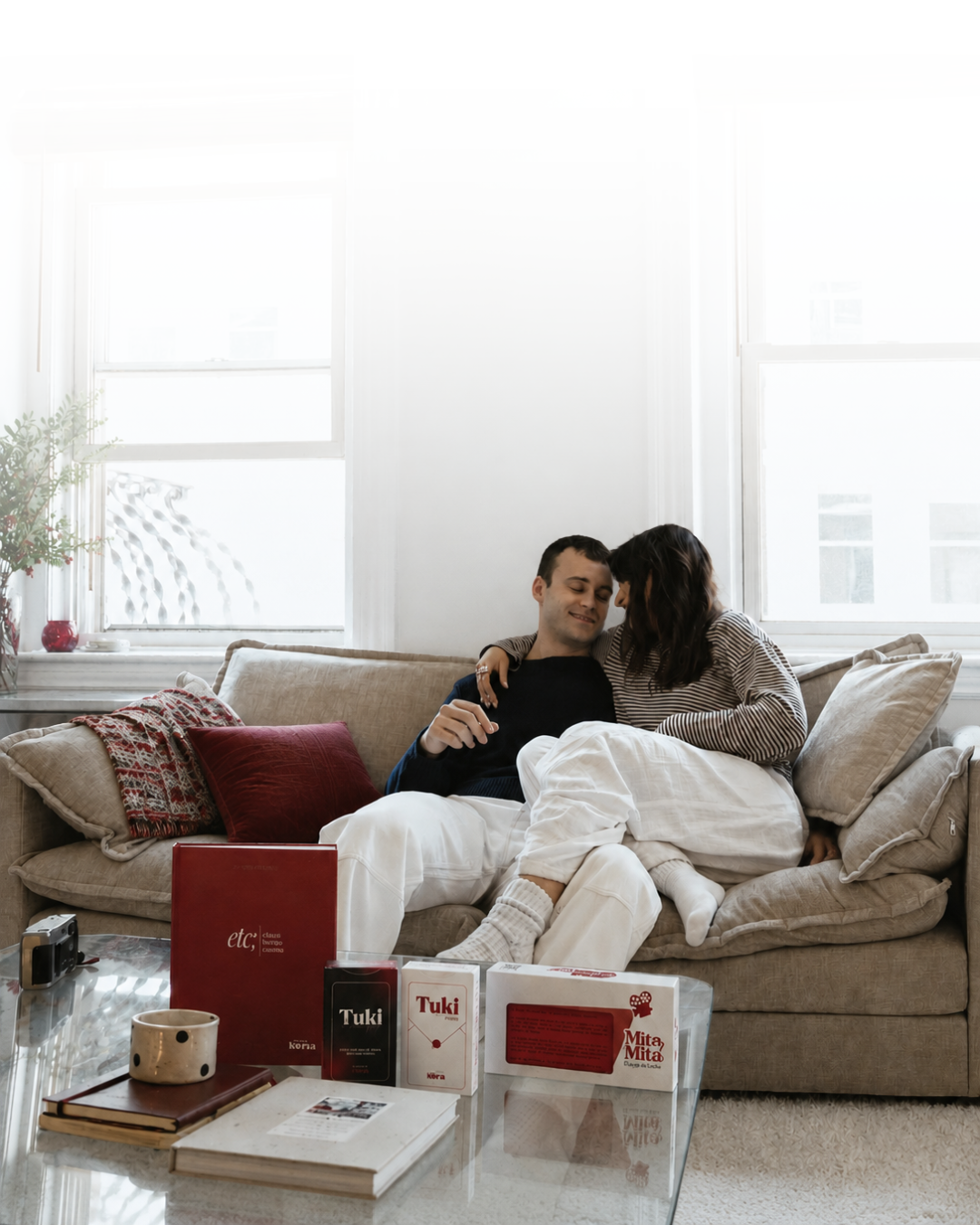 Pareja disfrutando productos Kora